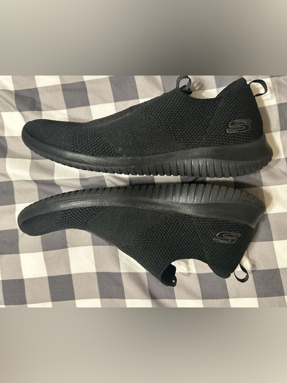 Skechers women’s Black Slip-On Knit Walking Shoes 8.5